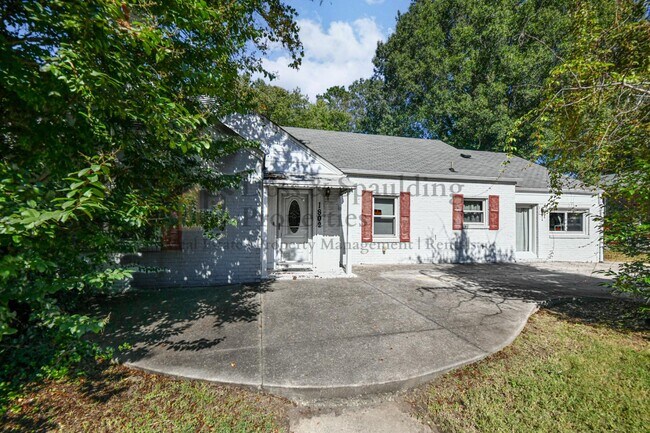 Primary Photo - 1802 W Friendly Ave