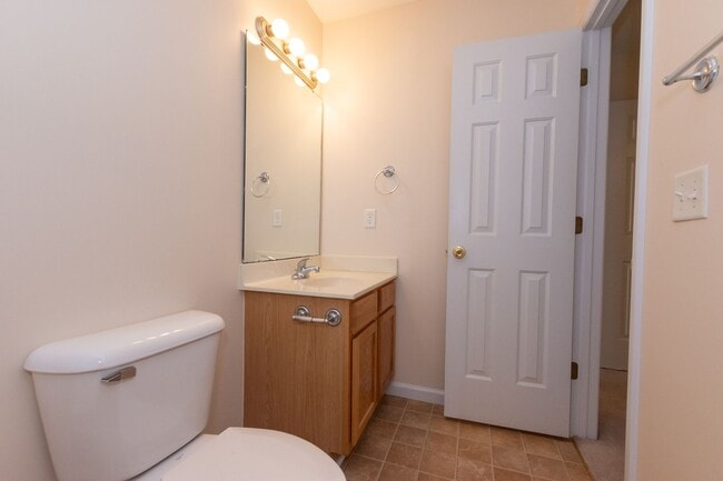 Building Photo - MOVE IN READY!!