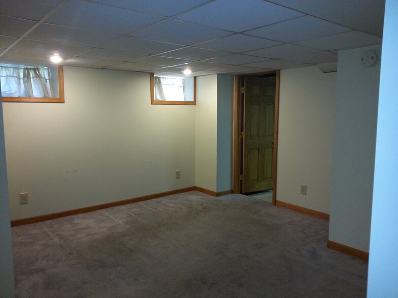 Building Photo - 421 E Lake St