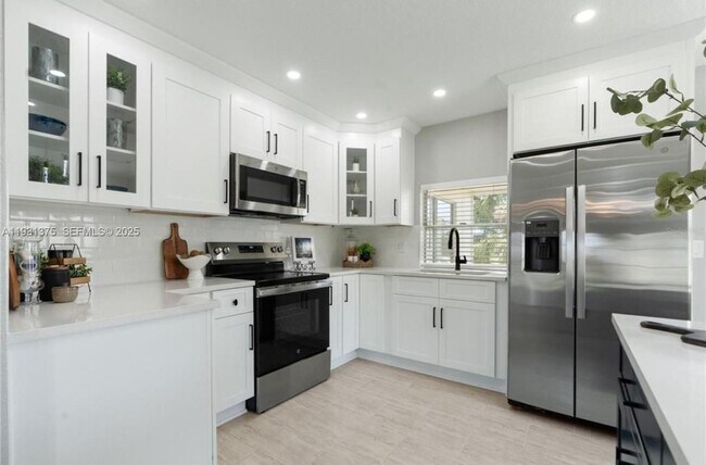 Building Photo - 7332 Mako Dr