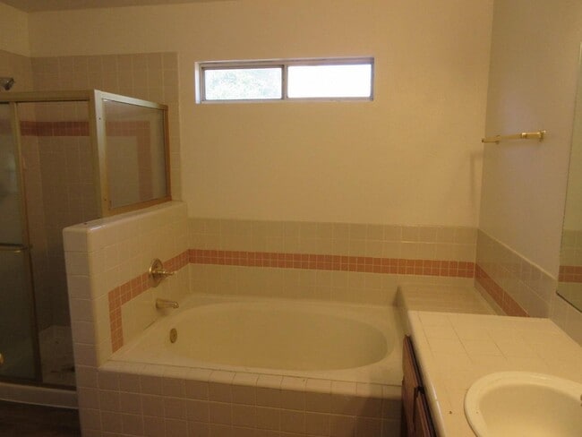 Building Photo - 4 Bed, 2.5 Bath Home with 3-Car Garage in Clovis Unified School District