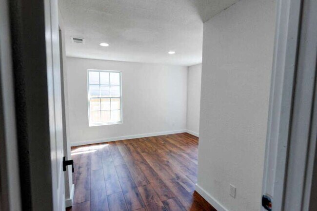 Building Photo - 146 Leroux St