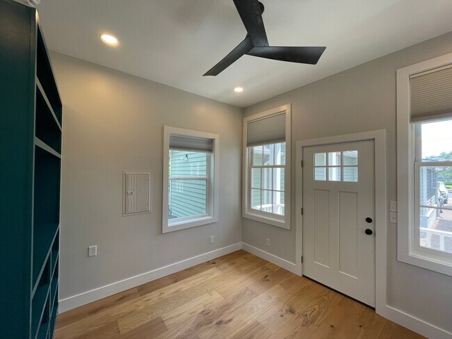 Building Photo - 907 Ashley Ave