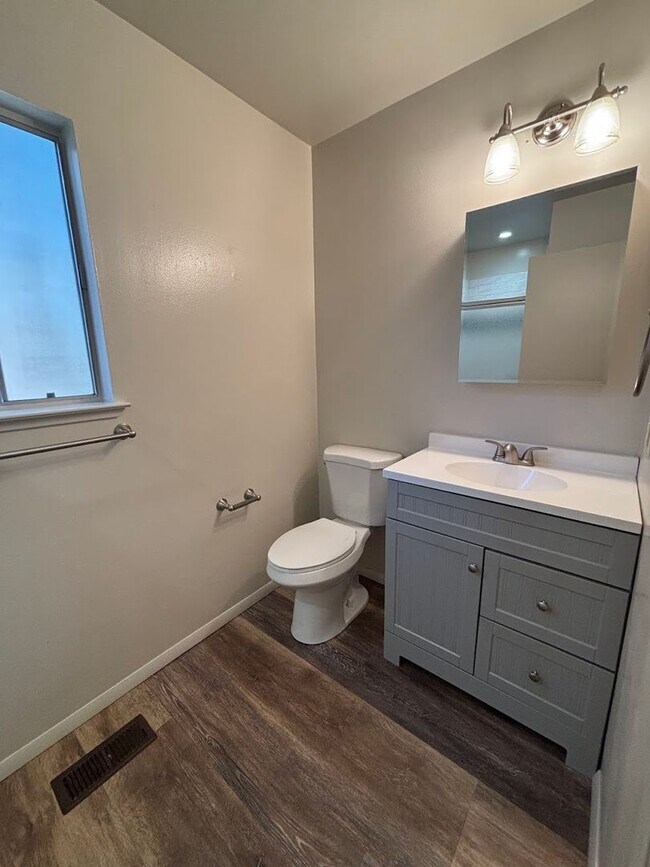 Building Photo - Modern 2 bedroom condo!