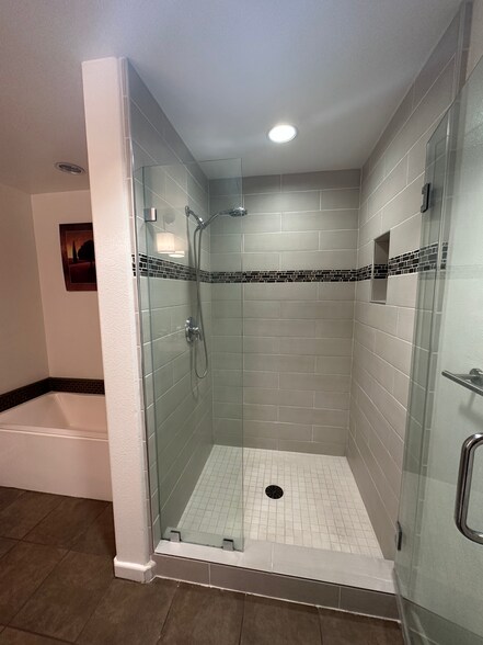 Master's Bathroom - 250 N 1st St