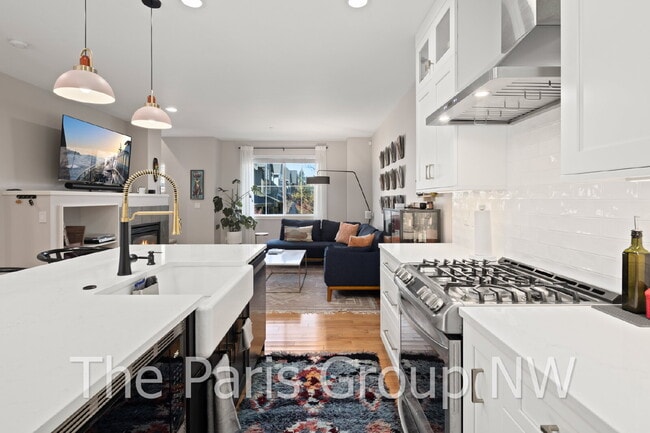 Building Photo - Stylish Model Hm in Issaquah Highlands * Park-Facing, EV Charger, Designer Upgrades & Very Walkable!