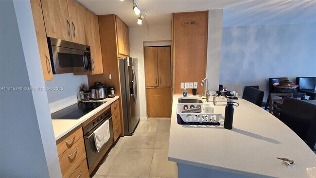 Building Photo - 1155 Brickell Bay Dr