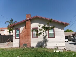 Building Photo - 2 BEDROOM HOUSE LOCATED IN MID TOWN VENTURA