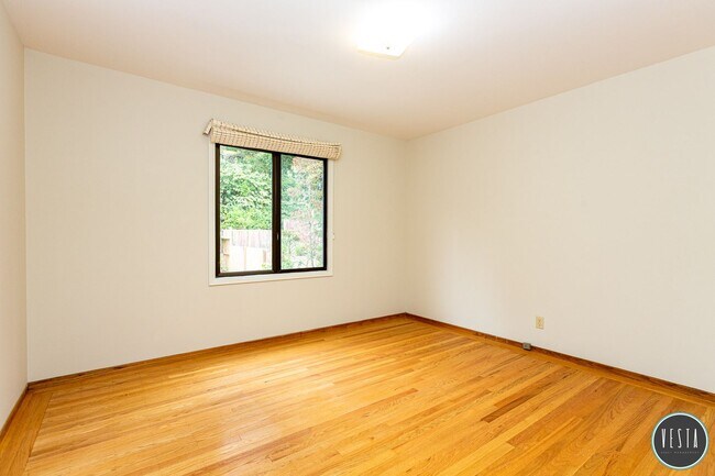 Building Photo - Exceptional Mid-Century 3BR Home in One of San Francisco's Hidden Gems