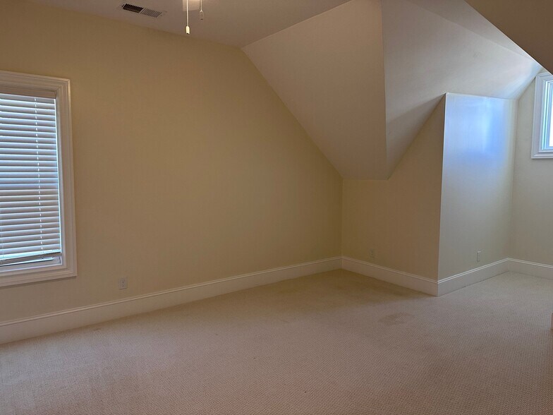 Building Photo - 226 McCowat St