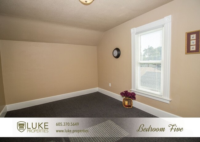 Building Photo - 203 S Summit Ave