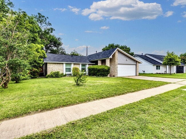 Building Photo - Charming 4BR / 2BA Home Featuring Fireplace, White Cabinets & Big Tree