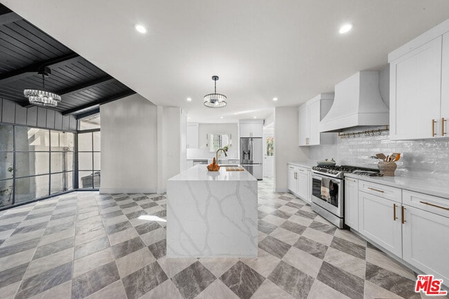 Building Photo - 2615 Canyon Dr