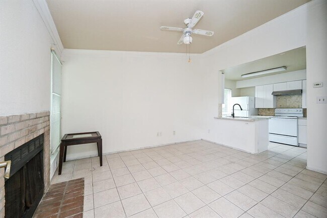 Building Photo - 3900 Woodchase Dr