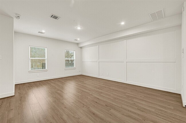 Building Photo - 1405 E 33rd St