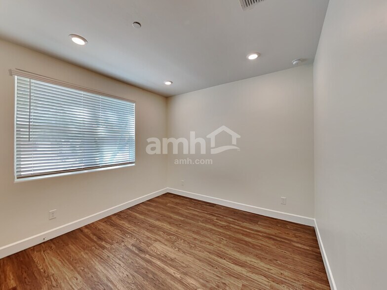 Building Photo - 5962 W Columbine Dr