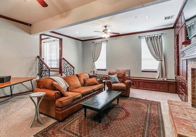 Building Photo - Executive Living in Norman complete with N...
