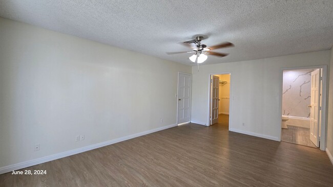 Building Photo - Stunning 3bed/2bath home nestled in a grea...