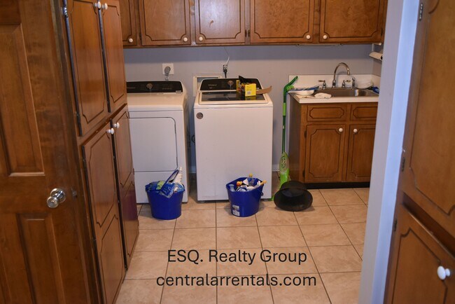 Building Photo - 4512 Somers Ave