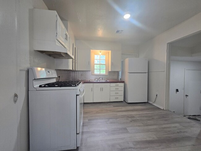 Building Photo - 3 Bed 1 Bath Home in Shawnee!