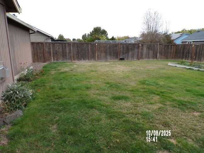 Building Photo - Spacious 3 bed 2 bath private cul-de-sac