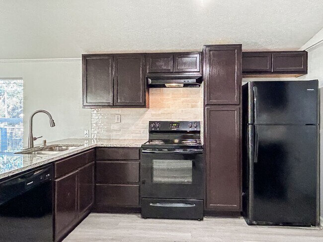 Building Photo - Move-In Ready Home Near Canyon Lake – Fresh Interior, Deck & Detached Garage