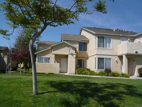 Building Photo - Fresh and Clean Upstairs Condo W/One Car Garage, Reduced Deposit