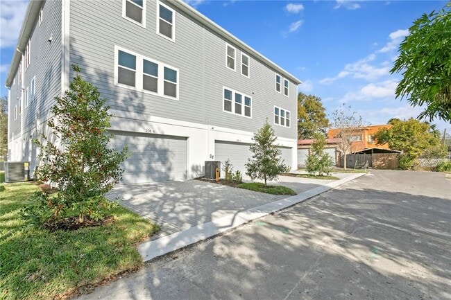 Building Photo - 208 W Frances Ave