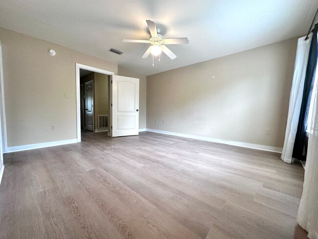 Building Photo - Adorable 3B/2.5B Unfurnished Townhome located in Twin Lakes Neighborhood!