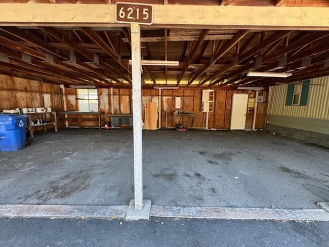 Building Photo - RARE FIND AVAILABLE NOW HOME IN ROGUE RIVER