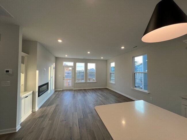 Building Photo - 375 Chesapeake Cmns St