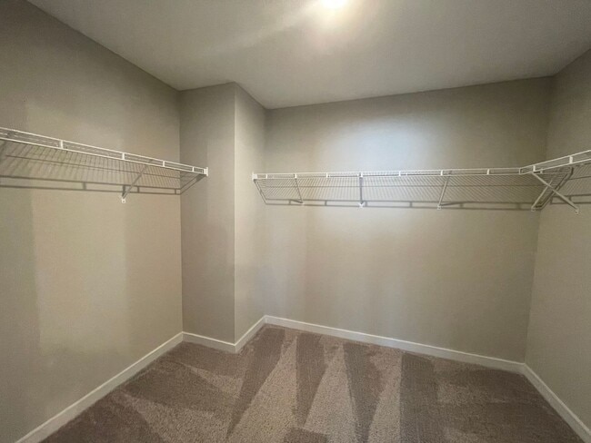 Building Photo - Beautiful Townhome located in Pineville, NC