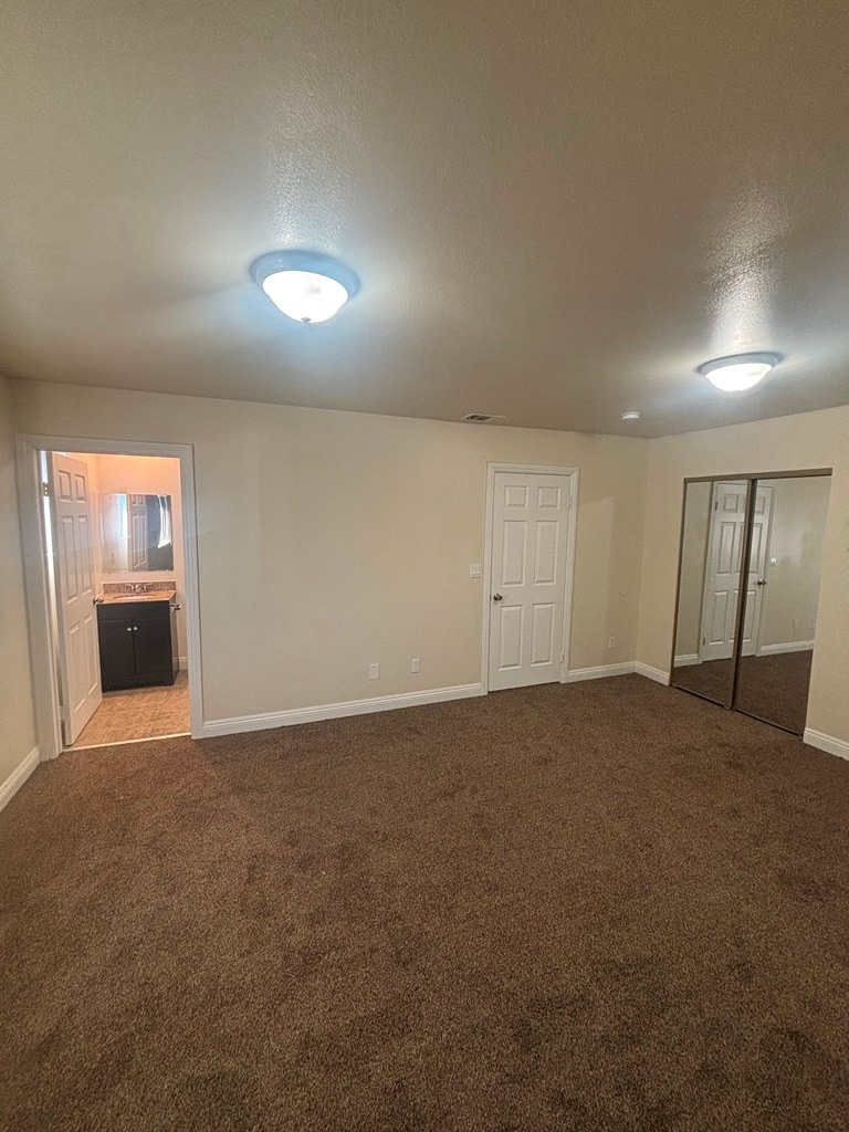 Building Photo - 829 E 84th St