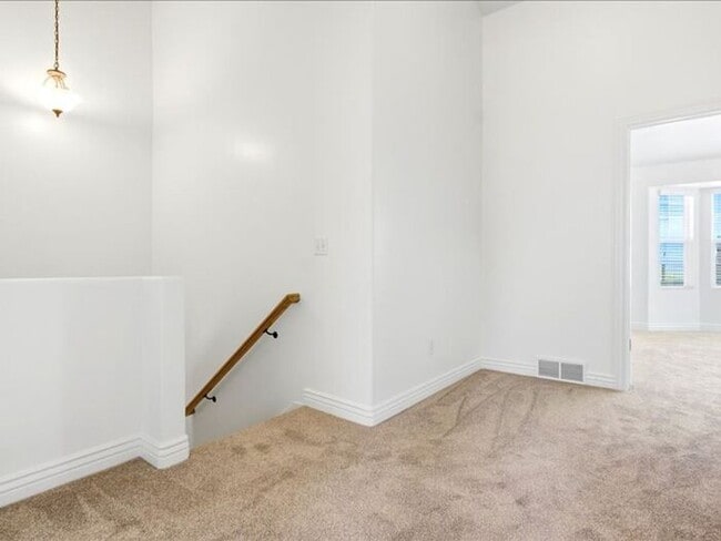 Building Photo - DRAPER  BEAUTIFUL 3 BED 2.5 BATH TOWNHOME