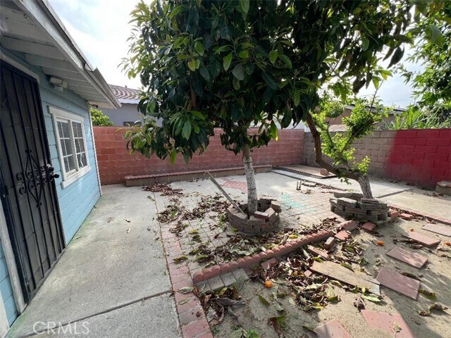 Building Photo - 2144 E Poppy St