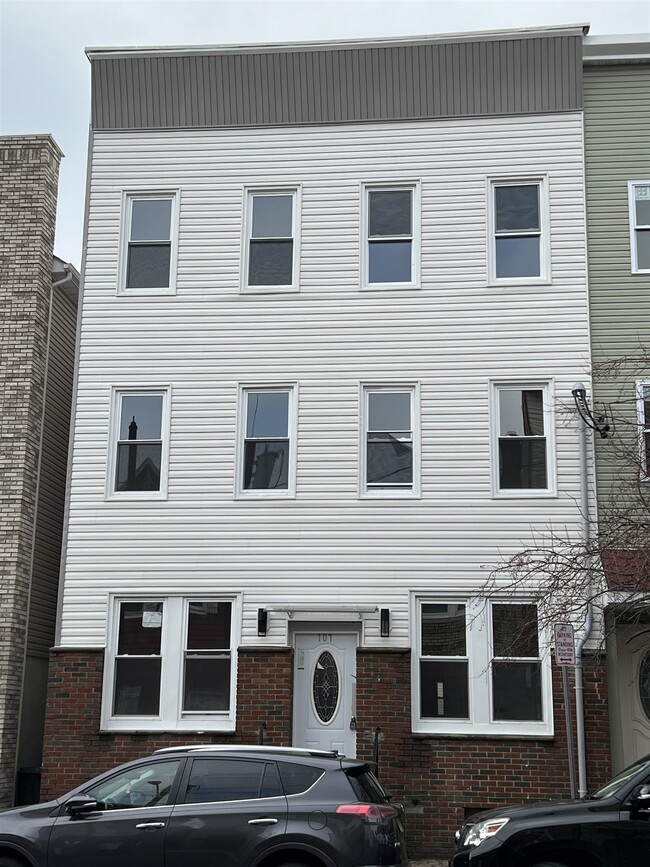 Building Photo - 107 Magazine St