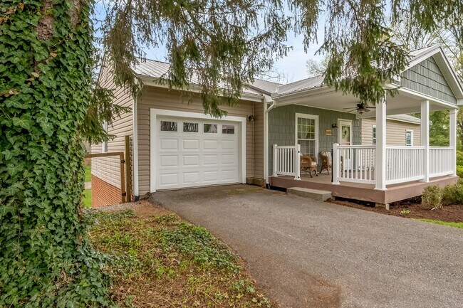 Building Photo - Spacious Ranch Close to Campus