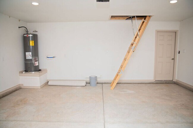 Building Photo - Fresh, Functional, and Move-In Ready | Sil...