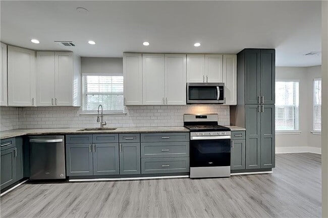 Building Photo - 104 Silvergrass Dr