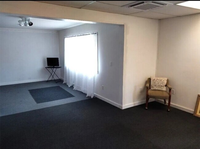 Building Photo - 868 Main St