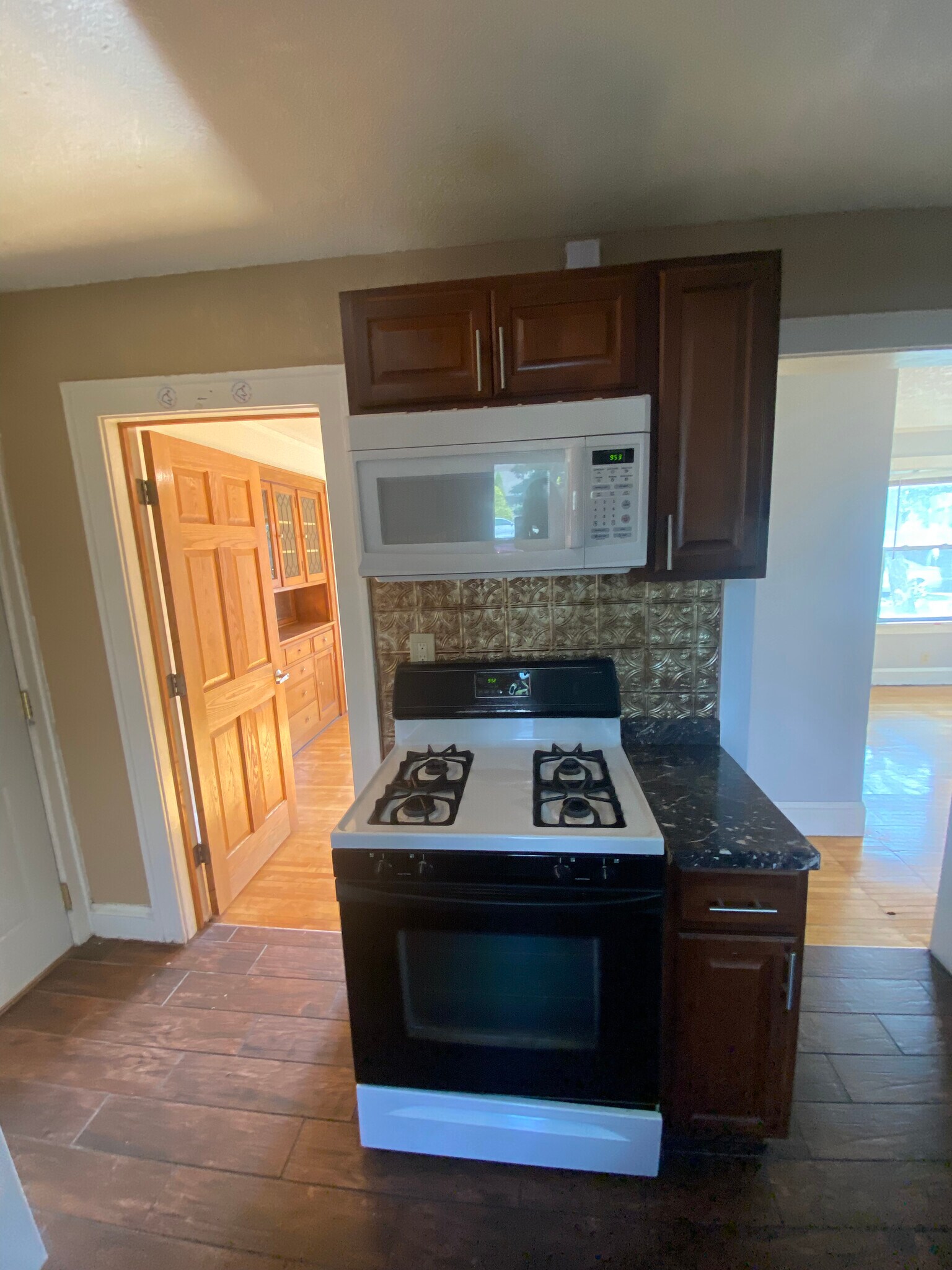 Building Photo - 809 13th Ave SE