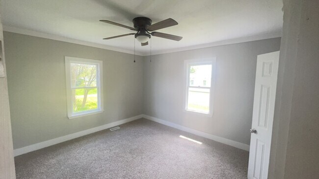 Building Photo - Fully Renovated Spacious 3 Bedroom 1.5 Bat...
