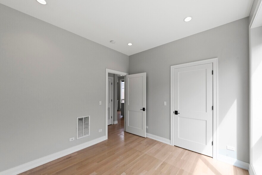 Building Photo - 1051 W Cornelia Ave