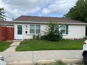 Building Photo - 1805 Jamestown Cir