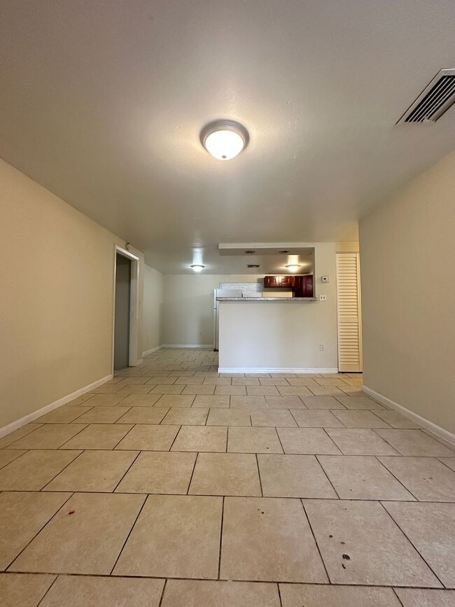 Building Photo - H27