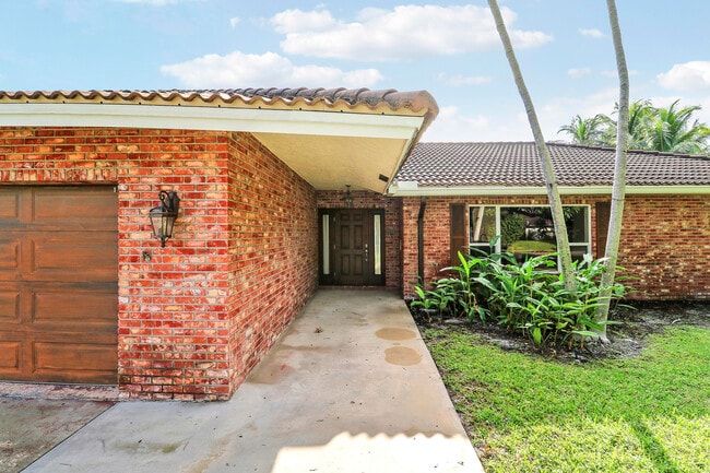 Building Photo - 100 SW 15th Ct