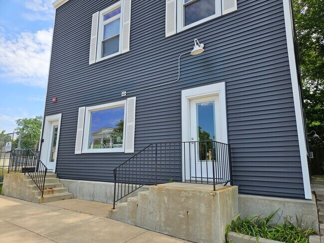 Primary Photo - 4927 Main St