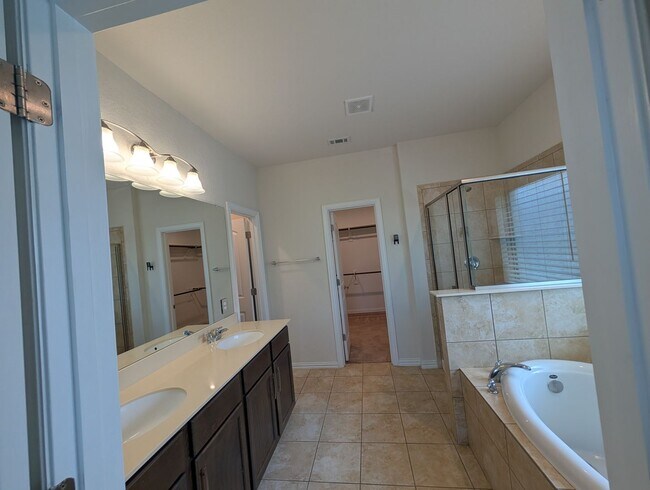 Building Photo - 4/2.5/2 with Large Game Room / Near Gruene...