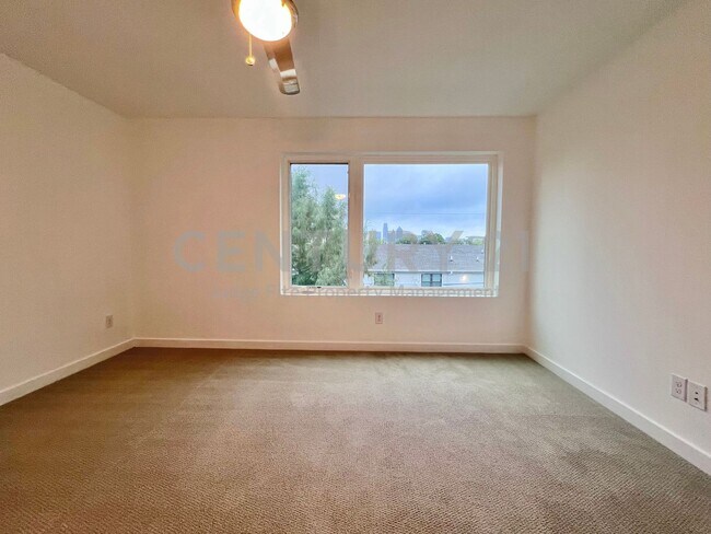 Building Photo - Beautiful 4-Story 2/2.5/2 in GREAT LOCATIO...