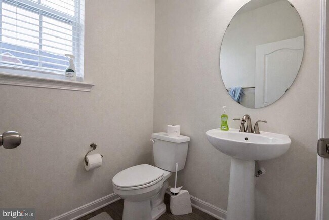 Building Photo - 210 Southwind Dr